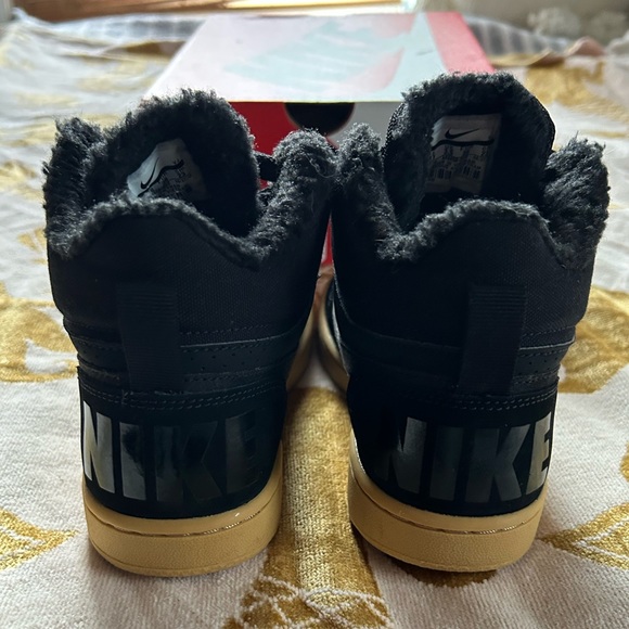 Nike Court Borough Mid Winter ‘GS’ / Youth Size 4 / black w/gum sole/fur lined - Picture 3 of 7
